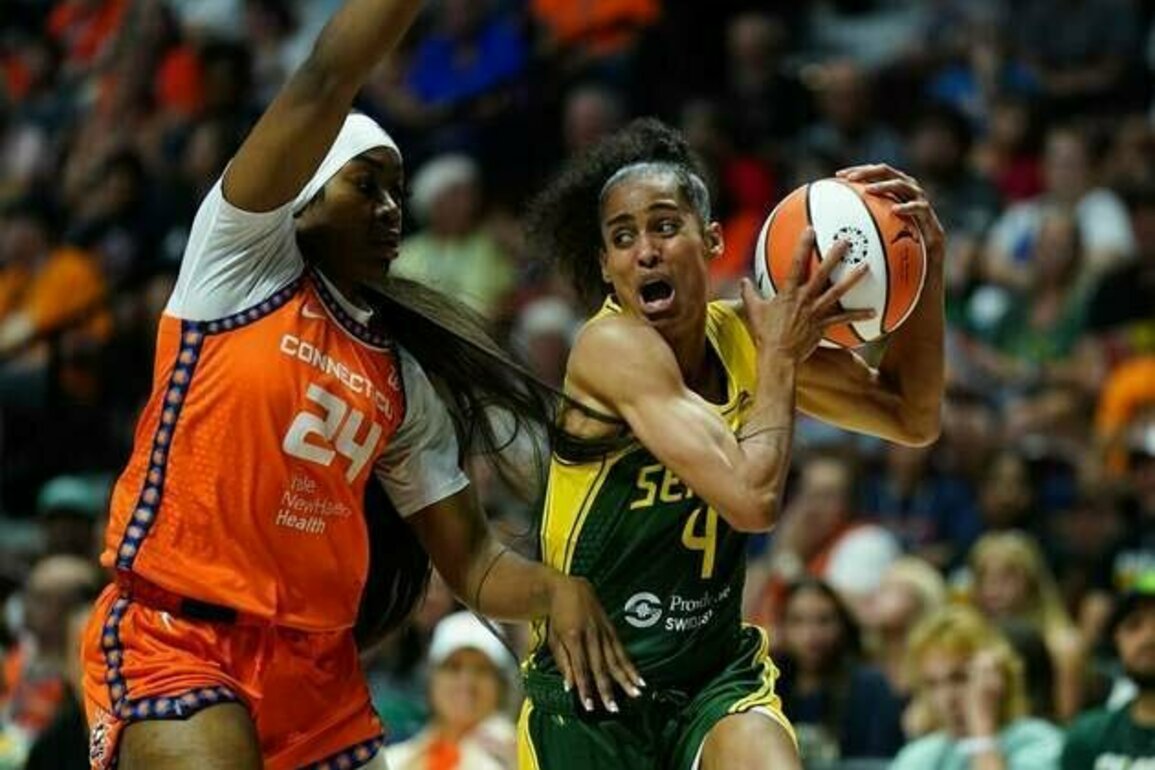 Skylar Diggins' triple-double leads Storm past Sun