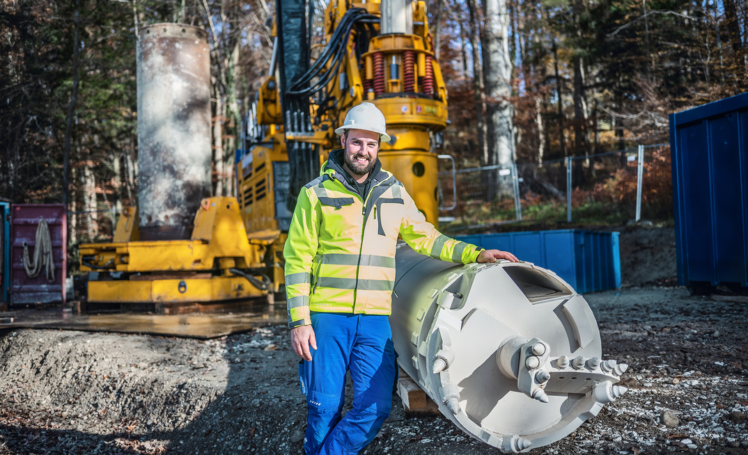 Lucas Tafelmeier, managing director at Tafelmeier Tiefbrunnen-Bau, relied on high-performance Bauer equipment and customised drilling tools from Bauer Parts & Service. 