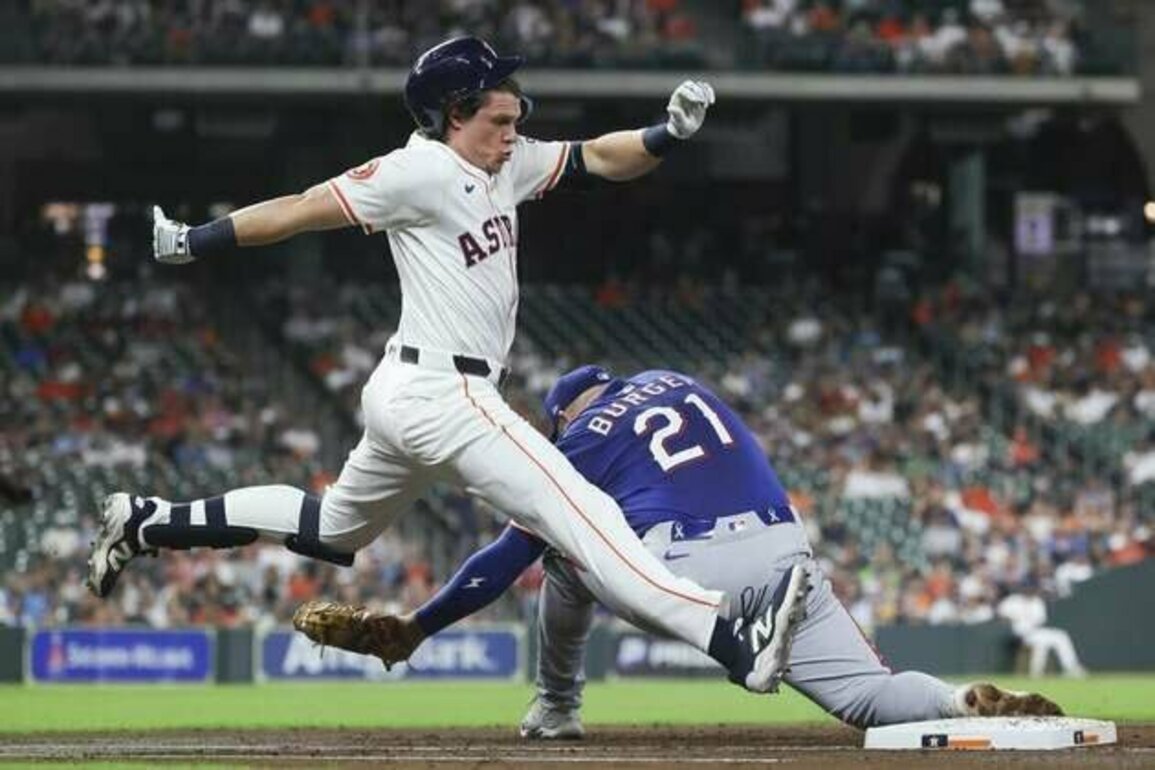 Astros barely hold off Rangers, keep heat on Mariners