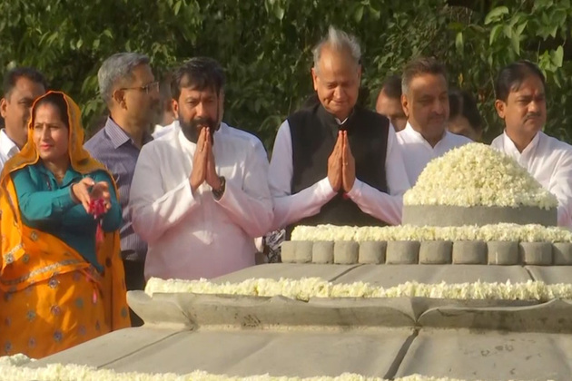 Delhi: Congress leaders pay tribute at Vir Bhumi on 35th death anniversary of former PM Rajiv Gandhi