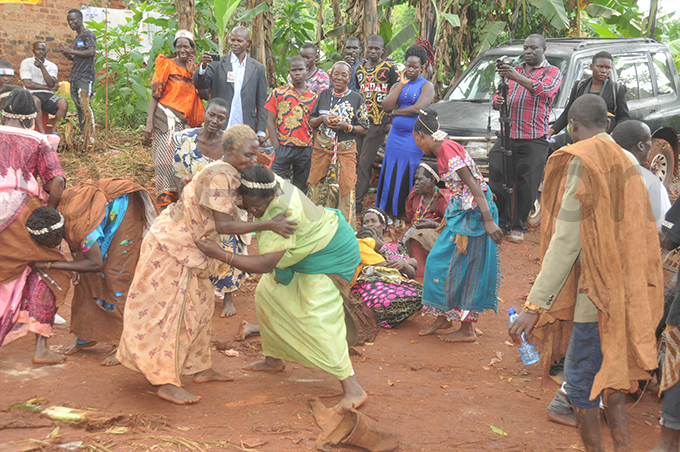 ome of the baswezi taking part in rituals  hoto by onald iirya