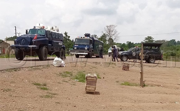 Poliisi ng'eri e Ssembabule okukkakkanya abalonzi ba NRM mu kamyufu gye buvuddeko Poliisi ng'eri e Ssembabule okukkakkanya abalonzi ba NRM mu kamyufu gye buvuddeko
