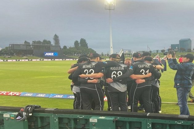 New Zealand players wear black armbands in 3rd T20I