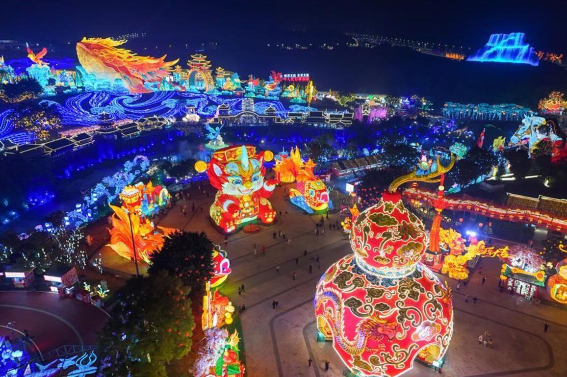China's traditional lantern show shines with innovation, global exchange