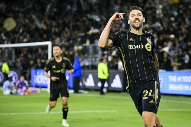 Ryan Hollingshead's goal lifts unbeaten LAFC past NYCFC
