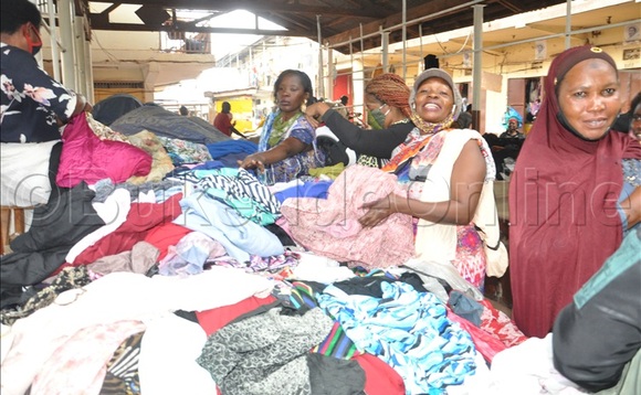 Abakozi abakolera mu Owino balaajanidde Gavumenti ku mmaali yaabwe Abakozi abakolera mu Owino balaajanidde Gavumenti ku mmaali yaabwe