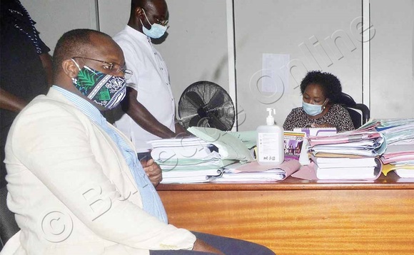 Bannamateeka ba Museveni, Usaama Sebuufu (ku kkono), Esau Isingoma ne Isaac Kafeero. Wakati ye Harriet Ssali omuwandiisi wa kkooti. Bannamateeka ba Museveni, Usaama Sebuufu (ku kkono), Esau Isingoma ne Isaac Kafeero. Wakati ye Harriet Ssali omuwandiisi wa kkooti.