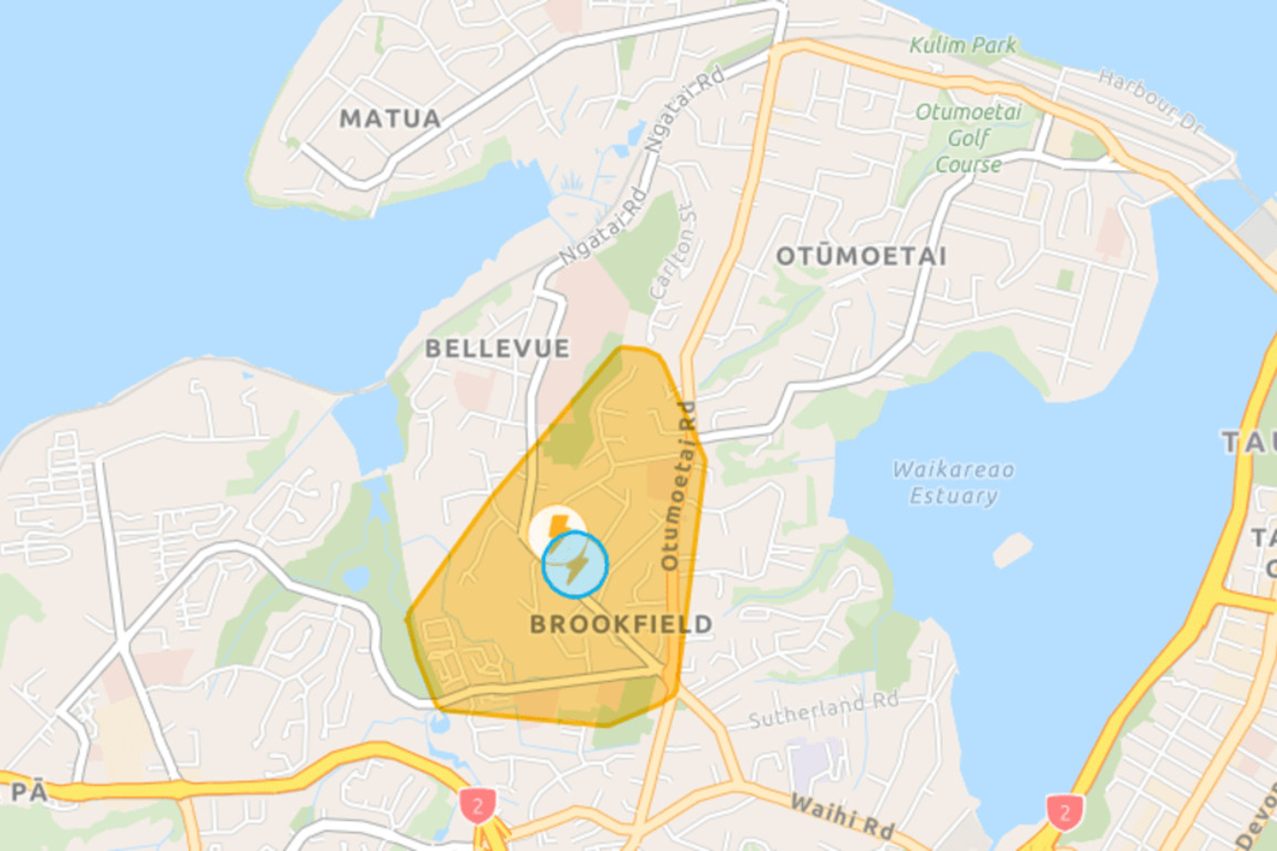 Hundreds lose power after car crashes into pole, flees