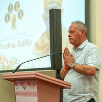 "We mourn the loss of so many lives": UK MP Bob Blackman joins Haridham congregation to pray for Ahmedabad plane crash victims