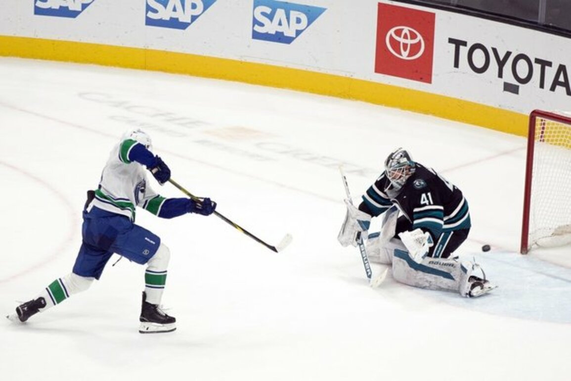 NHL roundup: Canucks win on Drew O'Connor's OT penalty shot