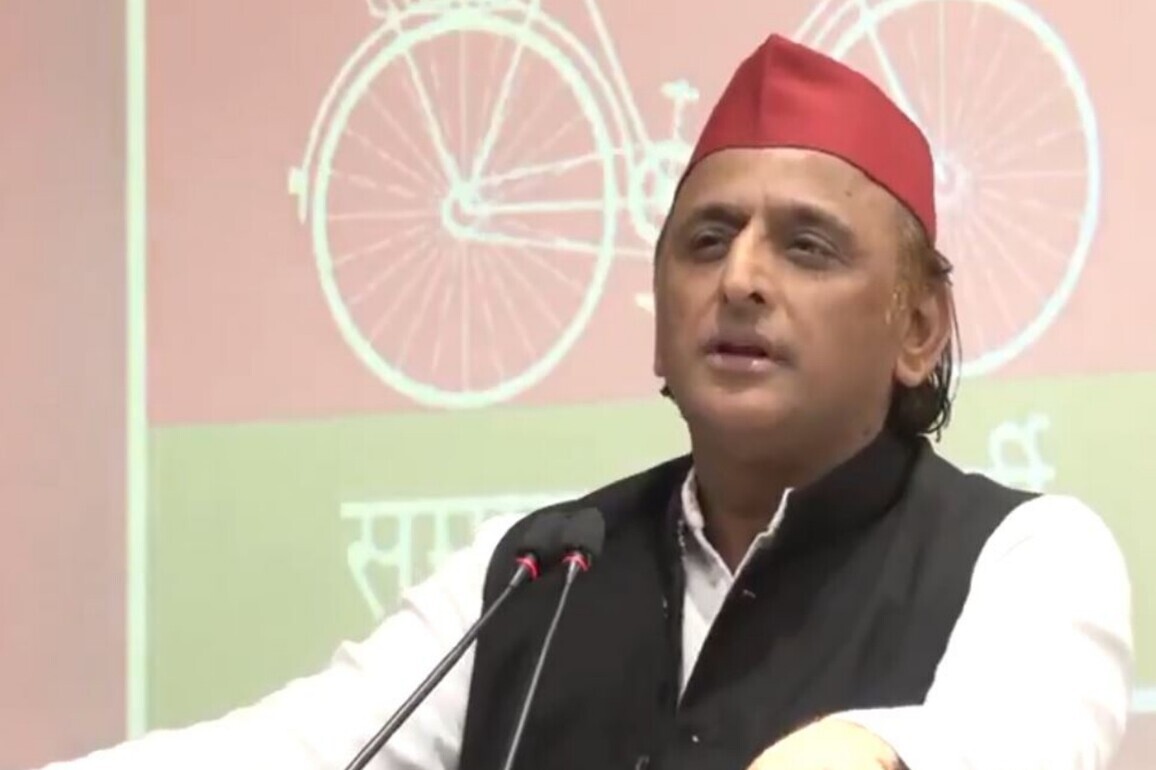 SP chief Akhilesh Yadav targets govt over Rafale jet, raises 'make in India' concerns