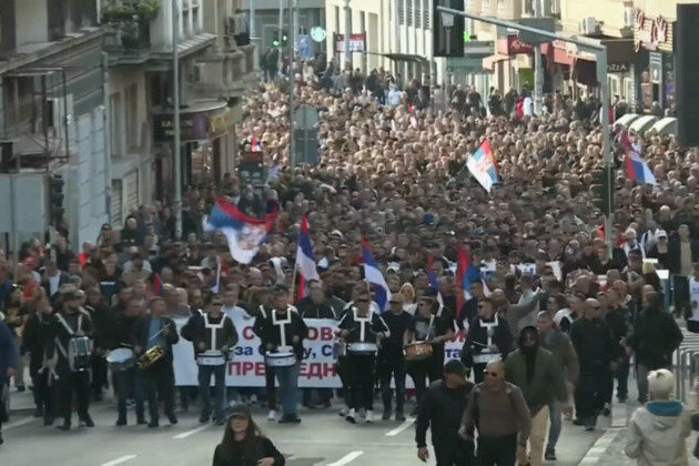Thousands rally for Vucic amid student-led protests 