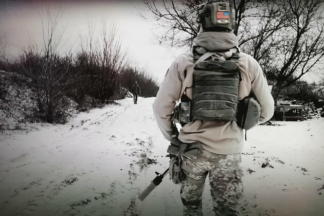 Wh are armed Americans operating in the trenches of Eastern Ukraine