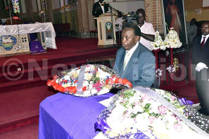  irst deputy premier enry ajura lays a wreath on ishop akubis casket during the requiem mass at ubaga cathedral on riday hoto by uliet ukwago