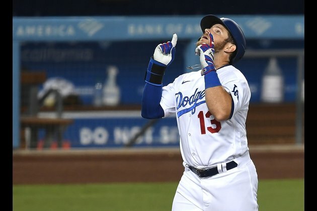 Betts belts homer to help Dodgers roll past Giants
