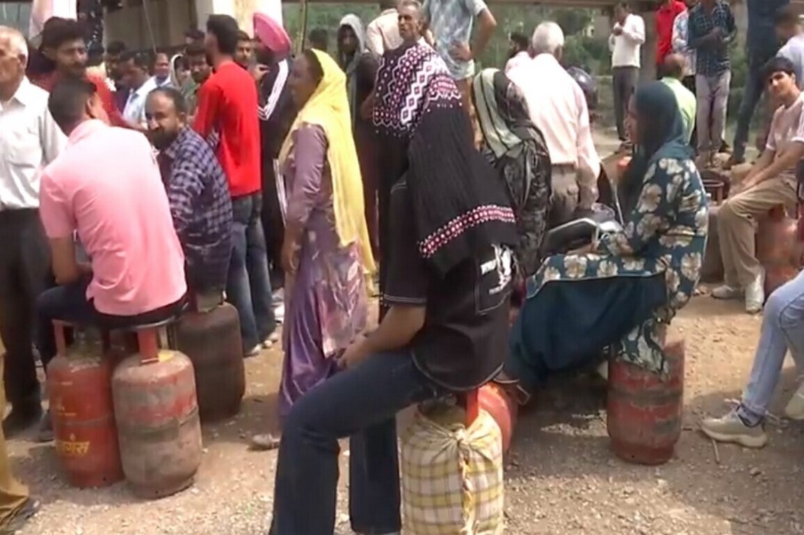 J-K: Long queues outside LPG outlets in Naushera amid shortage