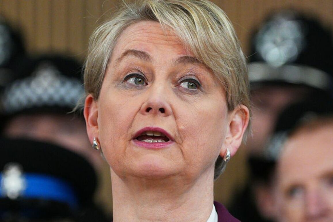 Only thing Keir Starmer's migrant tough talk achieves is making Yvette Cooper squirm