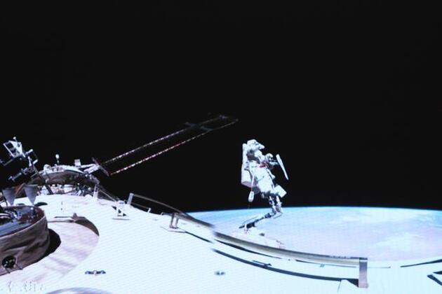 Retired extravehicular spacesuit returns to Earth via Shenzhou-20 spaceship
