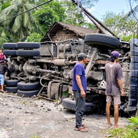 (SpotNews)INDONESIA-PURWOREJO-TRUCK ACCIDENT