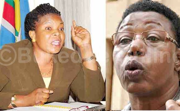 Minisita Persis Namuganza ku kkono ne Miria Matembe ku ddypo nga boogera ku nneeyisa ya Bugingo Minisita Persis Namuganza ku kkono ne Miria Matembe ku ddypo nga boogera ku nneeyisa ya Bugingo