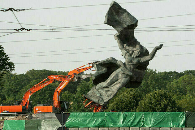 EU state eyes mass demolition of WWII memorials  Moscow