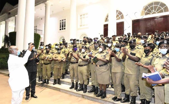 Pulezidenti Museveni ng’ayogera eri bofiisa ba poliisi. Pulezidenti Museveni ng’ayogera eri bofiisa ba poliisi.