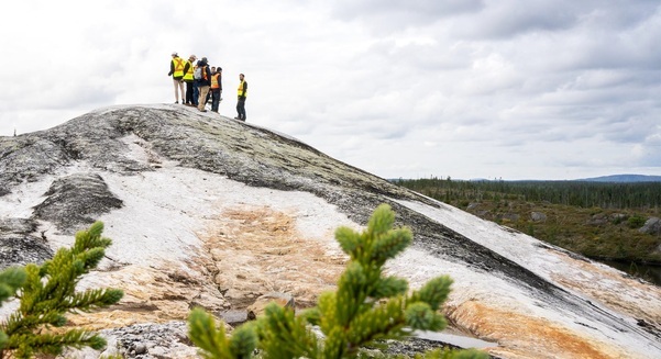 Shaakichiuwaanaan is dominated by the large Corvette pegmatite trend