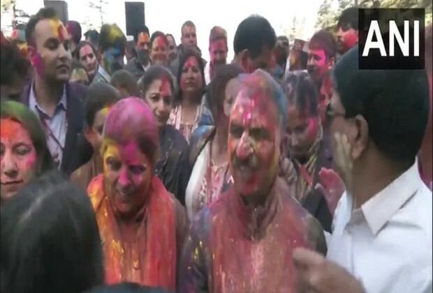 Himachal Pradesh CM Sukhvinder Singh Sukhu celebrates Holi with cabinet colleagues and PCC president Pratibha Singh