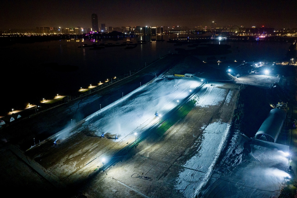 (VistaNingxia)CHINA-NINGXIA-YINCHUAN-ICE & SNOW SEASON-MAKING ARTIFICIAL SNOW