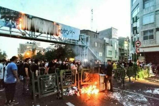 US partially lifts Iran sanctions