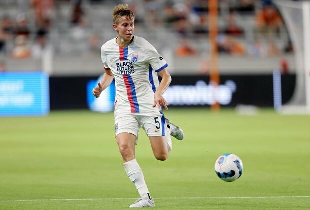 OL Reign re-sign midfielder Quinn through 2024