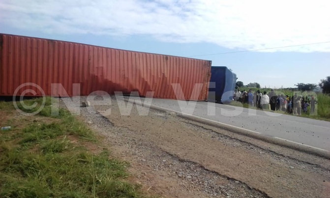 Trailer falls in the middle of the road, cripples transport Trailer falls in the middle of the road, cripples transport