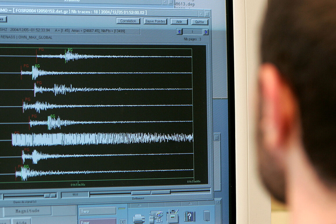 6.1-magnitude earthquake strikes off Italy's Calabria coast