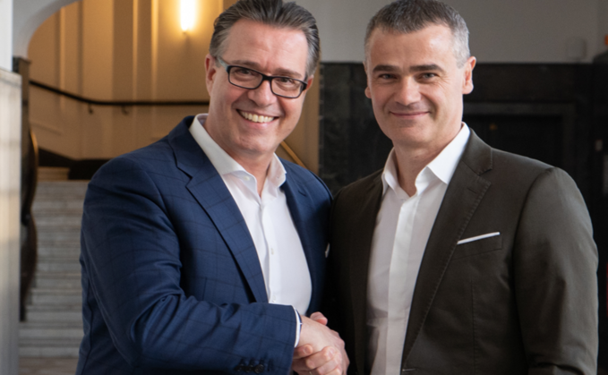 Jacques Diaz, CEO Axians Deutschland übergibt an  Burim Mirakaj, der CEO Axians in DACH & CEE (Central Eastern Europe) ist.