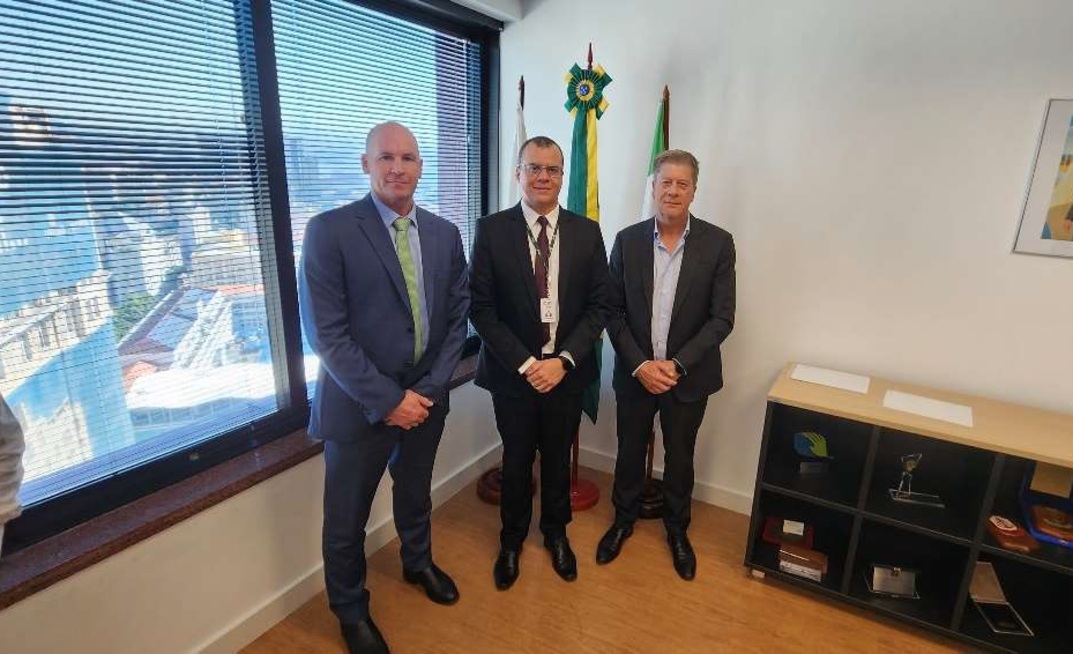 INB's David Antonio Patrocinio Moreira flanked by Oar CEO Paul Stephen and chair Chris Gale.