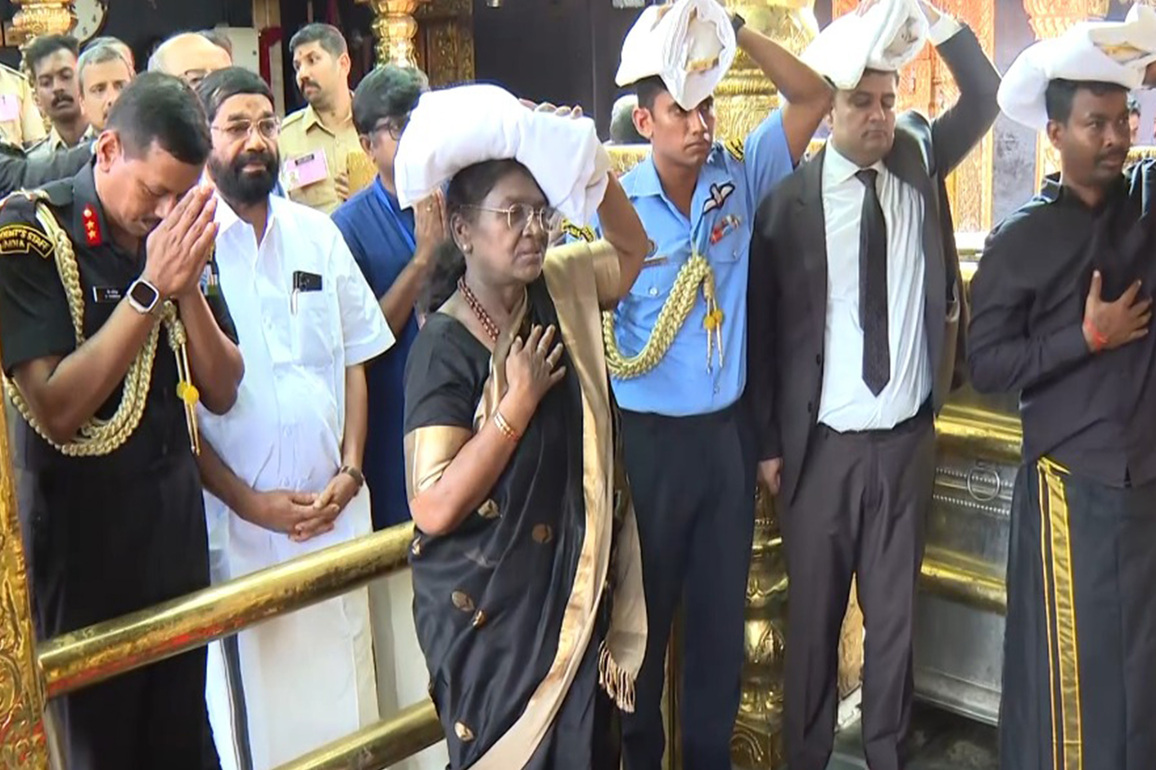 Kerala: President Murmu offers prayers at Sabarimala temple
