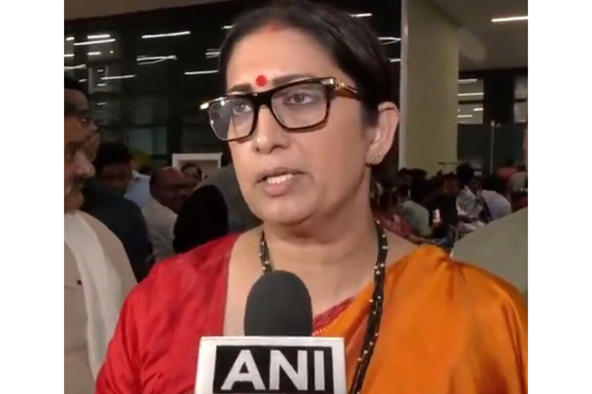 "Khisiyani Billi Khamba Noche": Smriti Irani slams Youth Congress' "shirtless" protest at AI summit