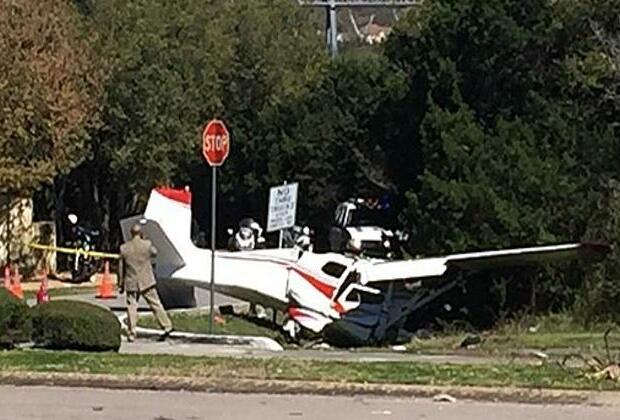 Small plane crashes into mobile home in Florida killing 3