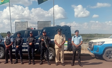 Agentes da Interpol em operação contra ouro ilegal