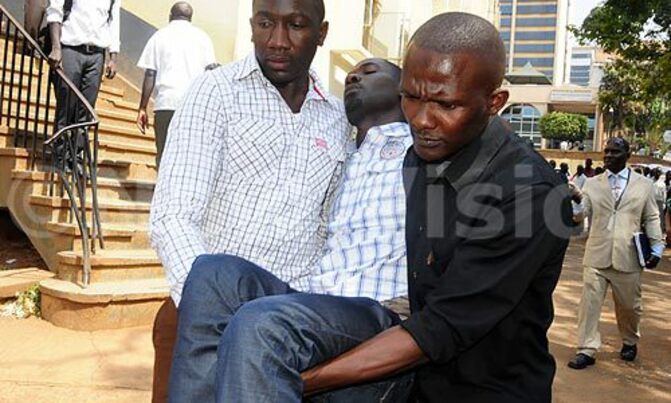 Assaulted journalist displays x-rays in court Assaulted journalist displays x-rays in court