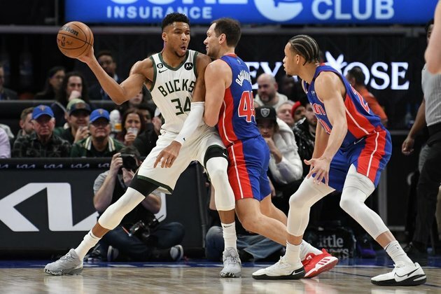 49-point first quarter sends Bucks to rout of Pistons