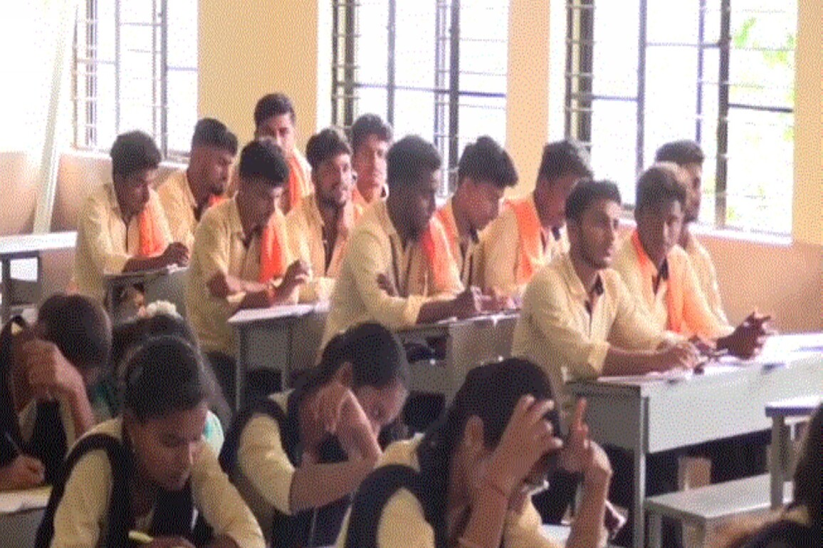 Hijab-saffron controversy erupts again in Karnataka's college
