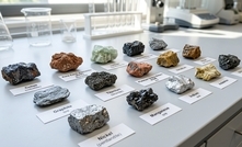Amostras minerais críticos estratégicos níquel grafita terras raras cobre lítio