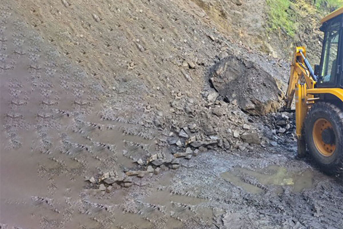 Uttarakhand: Work underway to open Nandanagar-Nandprayag road in Chamoli