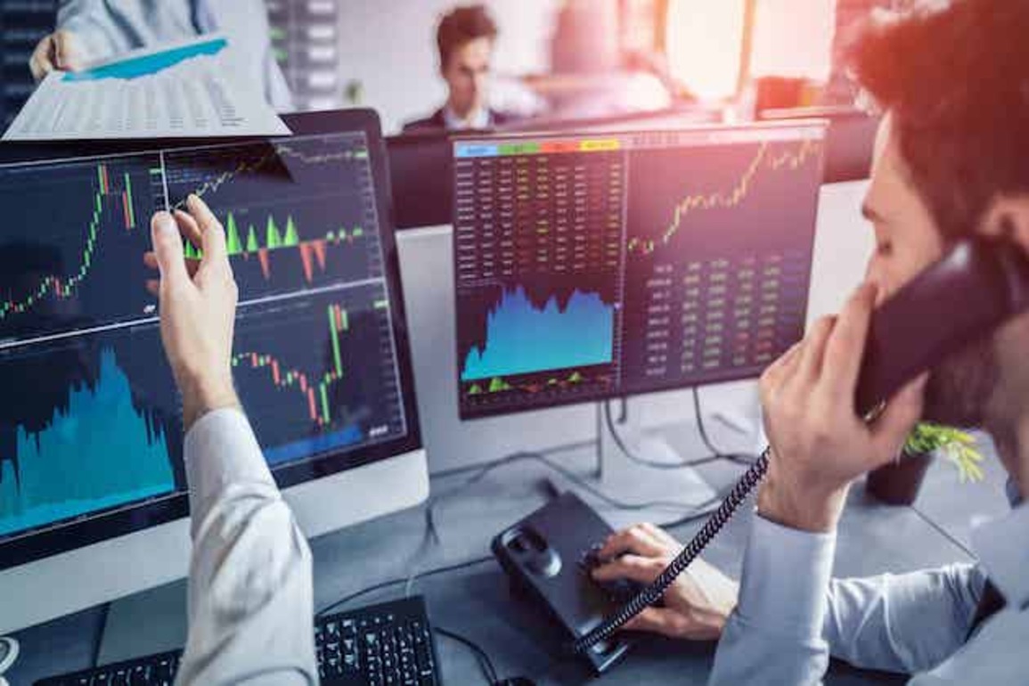 Dow Jones closes 332 points higher Friday amid weekly gains