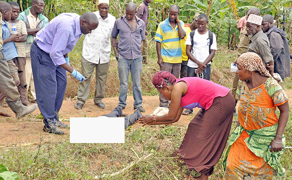 Poliisi y'e Lukaya mu Kalungu nga yeekebejja omulambo gwa Ssennyonyi eyattiddwa. Poliisi y'e Lukaya mu Kalungu nga yeekebejja omulambo gwa Ssennyonyi eyattiddwa.