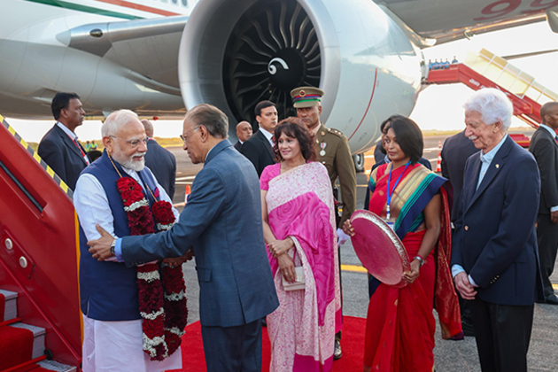 Mauritius PM, alongwith 200 dignitaries welcome PM Modi at airport