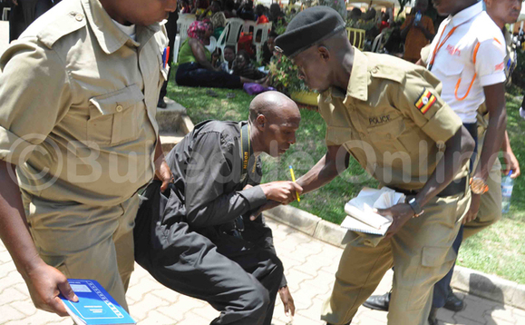 Poliiisi ng'erwanagane ne munnamawulire wa Newvision ayitibwa Mathias Mazinga Poliiisi ng'erwanagane ne munnamawulire wa Newvision ayitibwa Mathias Mazinga