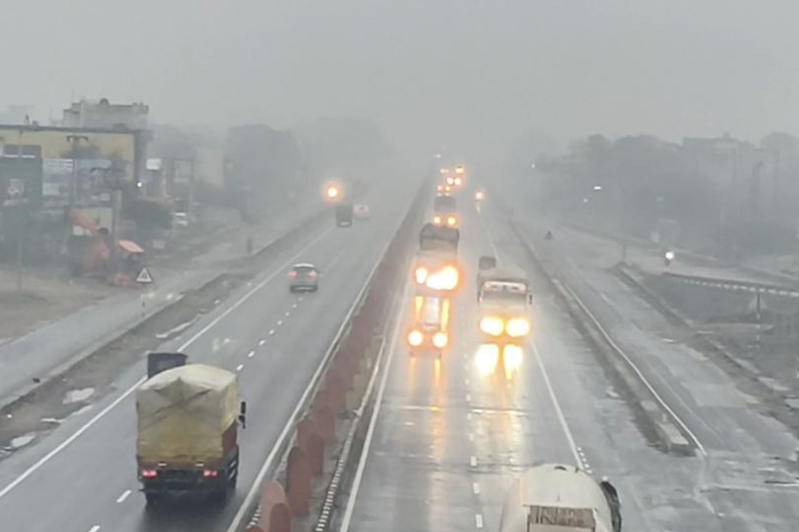 Rajasthan: Fog engulfs Dausa after overnight rain; visibility drops below 100 metres
