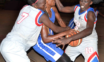 Muhayimina Namuwaya JKL Dolphins (wakati) ng'ayisa omupiira mu bazannyi ba UCU Lady Canons ku Ssande ekiro. Muhayimina Namuwaya JKL Dolphins (wakati) ng'ayisa omupiira mu bazannyi ba UCU Lady Canons ku Ssande ekiro.
